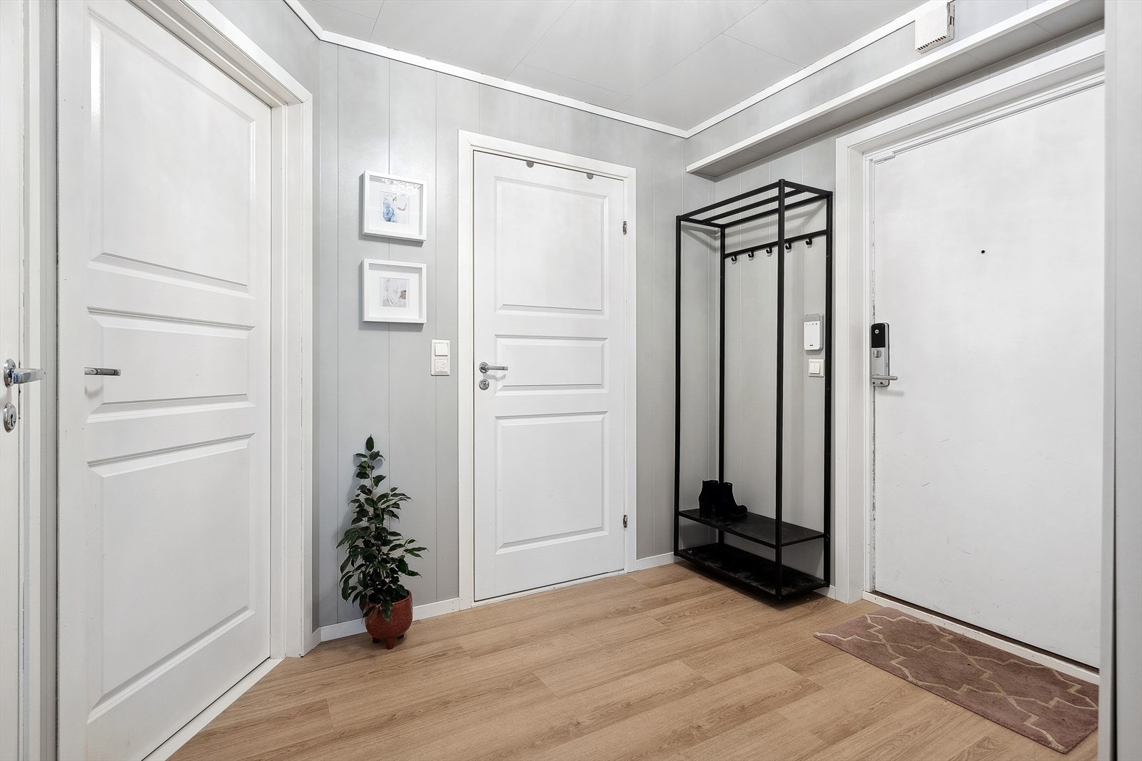 Entréen er romslig og har god plass til entrémøblement for yttertøyet. Yale doorman til ytterdør. Galleribilde