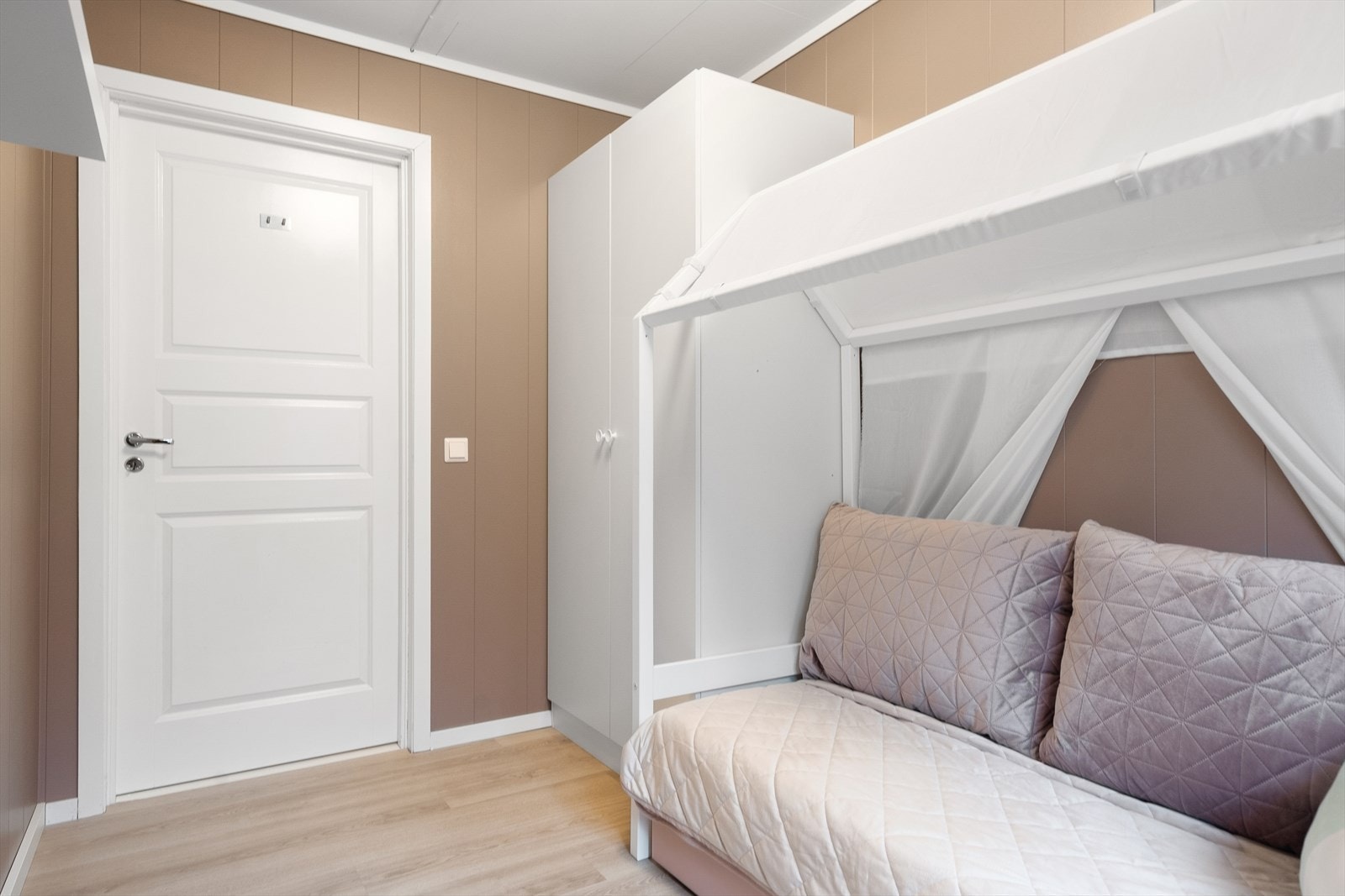Soverommene har en praktisk plassering ved siden av hverandre. Også her er det plass til seng og garderobe. Galleribilde