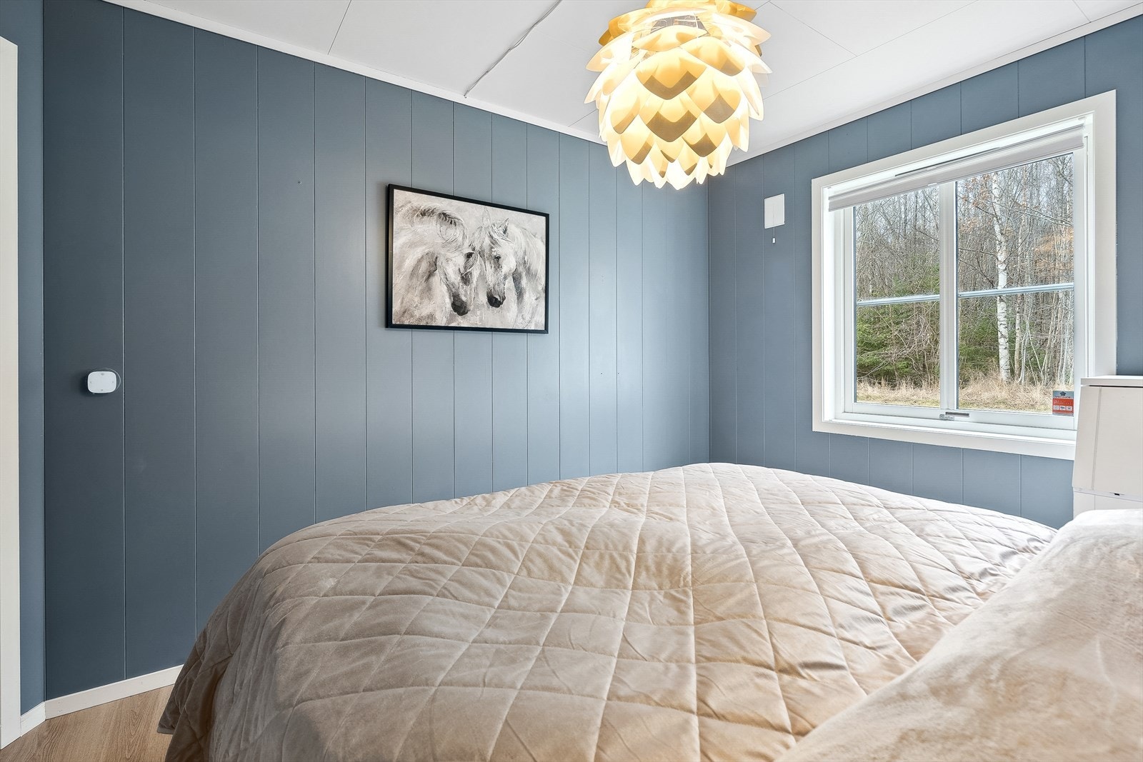 Soverommet er malt i behagelig fargetone, og har god plass til dobbeltseng. Galleribilde