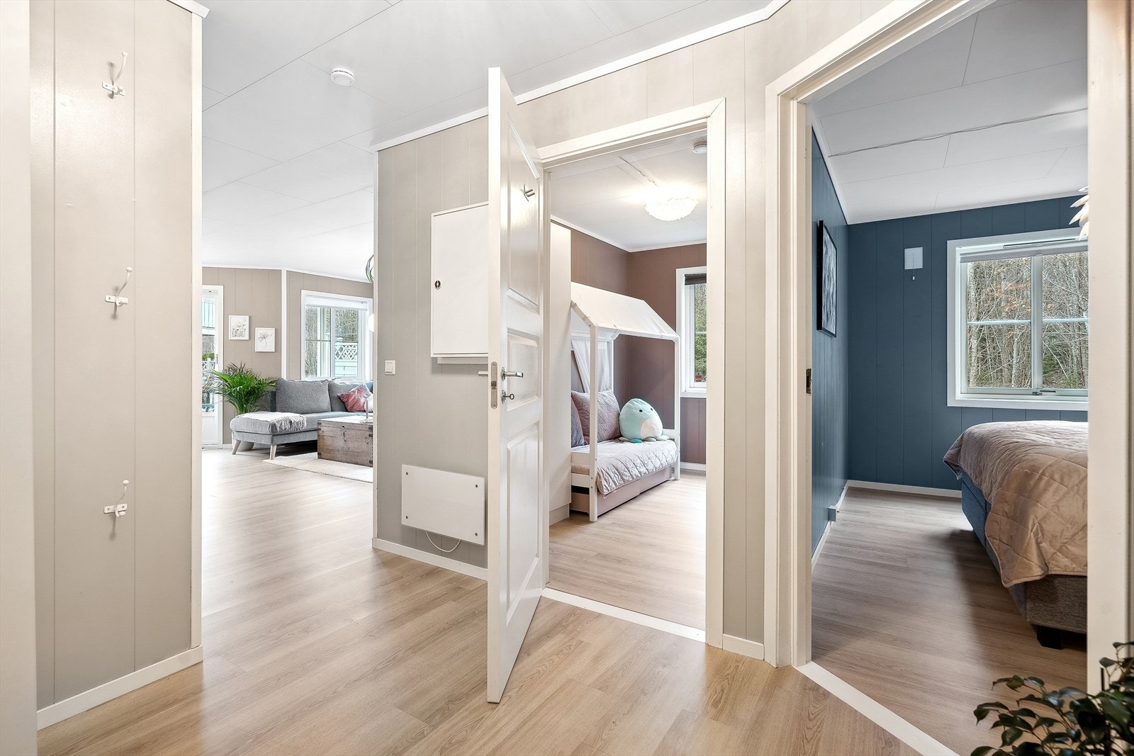Boligen har fint gjennomgangslys - skogen ligger bak som nærmeste nabo. Galleribilde