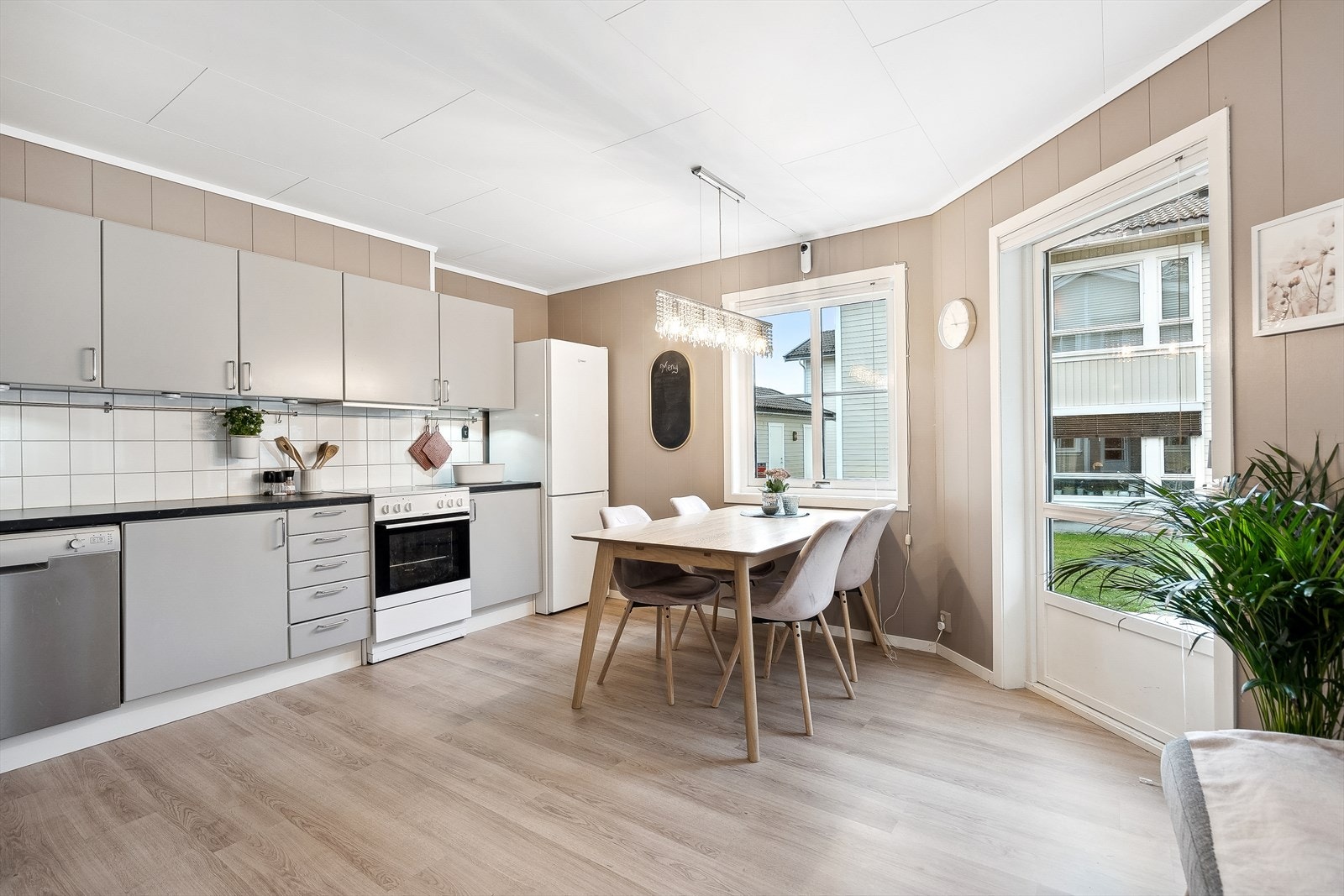 Leiligheten er lys og innbydende, og ligger nydelig til i stille og familievennlig område. Galleribilde