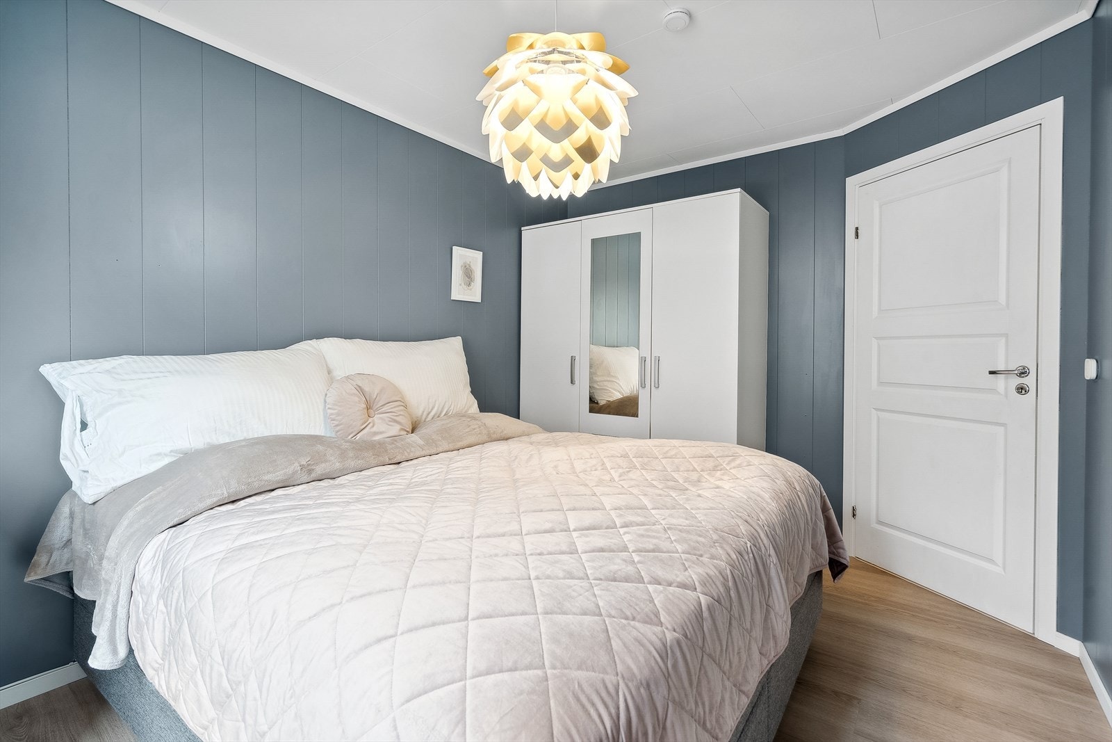 Det er også garderobe på rommet, som medfølger boligen ved salg. Galleribilde