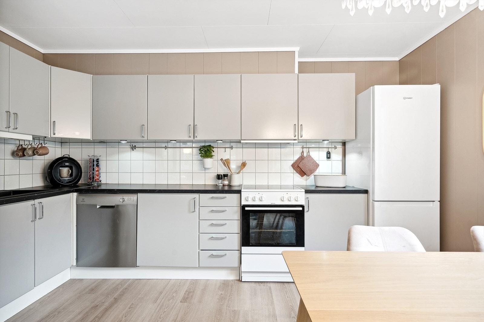 Kjøkkenet er stilrent og pent, med grå fronter og sort benkeplate. Galleribilde