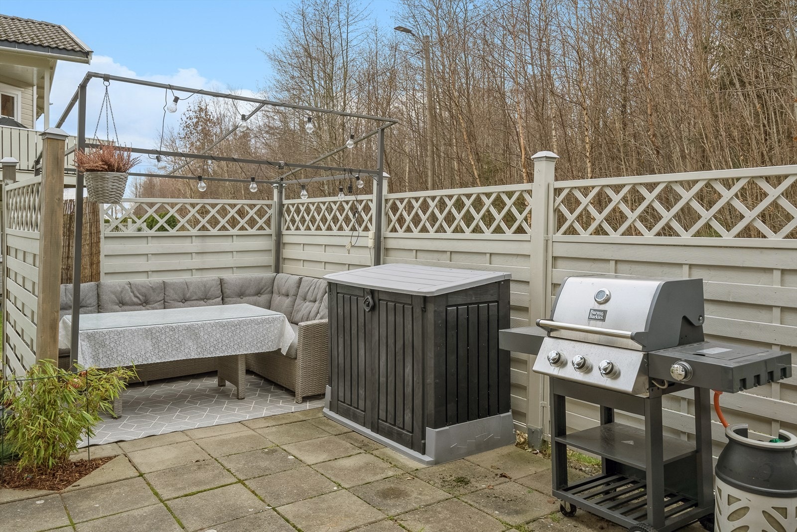 Det er i dag laget til hyggelig og lun krok med pergola og sittegruppe. Galleribilde