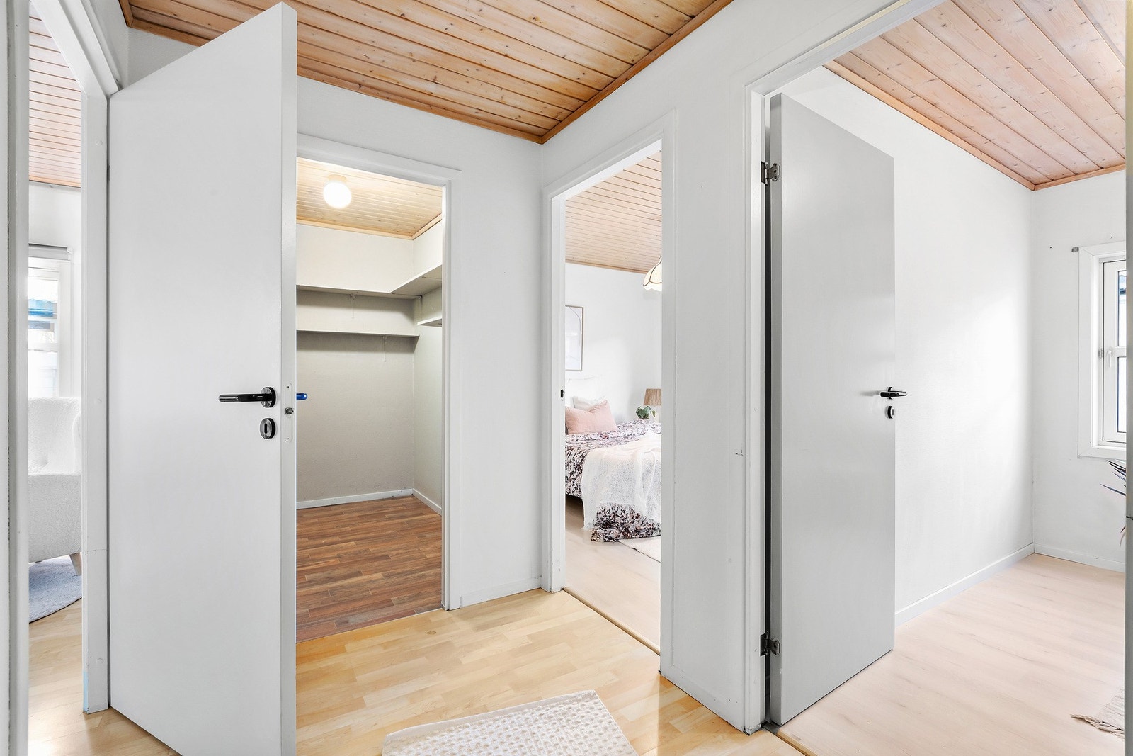 Mellom soverommet og stuen har du en bod på 4 kvm. Her kan man enkelt sette inn flere hyller og lage seg en walk-in garderobe om ønskelig. Galleribilde