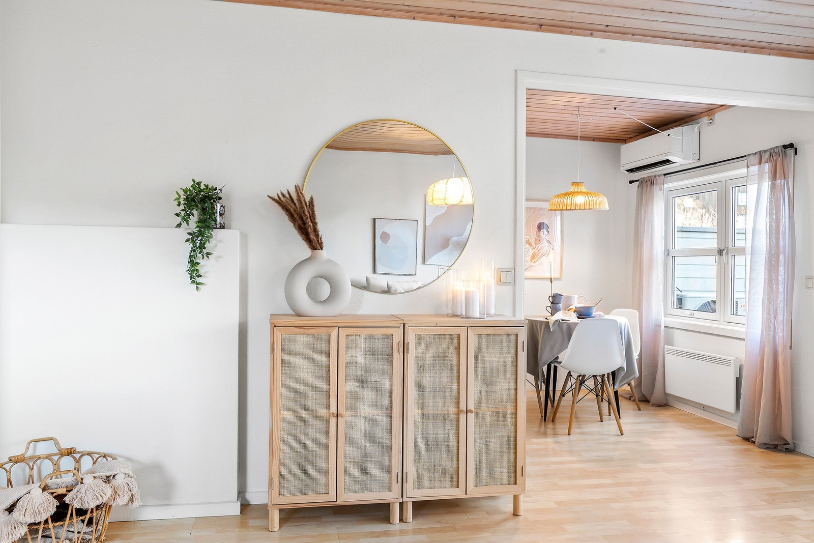 I tillegg til panelovner er det satt inn en varmepumpe som bidrar til et godt inneklima. Galleribilde