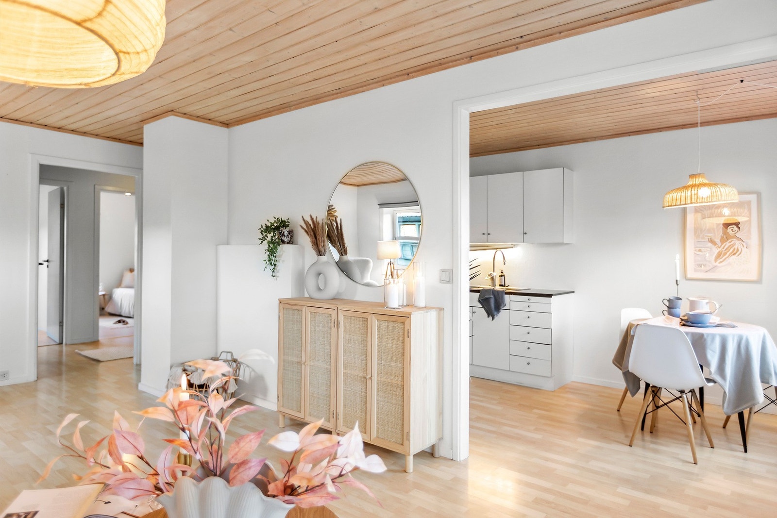 Stue og kjøkken har en delvis åpen løsning med god plass til spisebord. Galleribilde