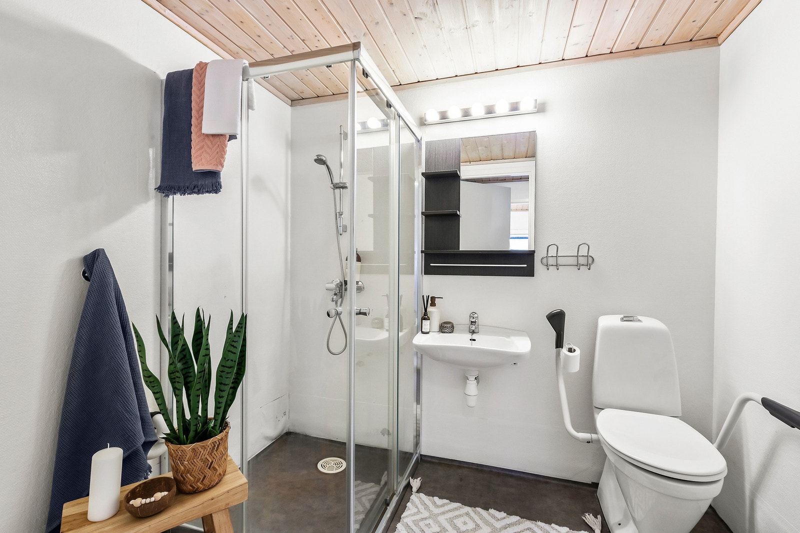 Badet er på 4 kvm og har følgende fasiliteter; toalett, vask, romslig dusj og opplegg til vaskemaskin. Galleribilde