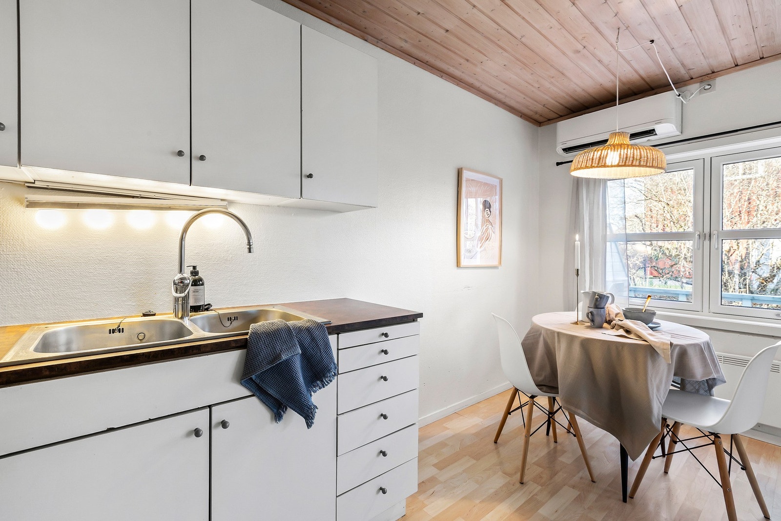 I tillegg til å ha rom for en spiseplass på kjøkkenet kan man innrede med et større spisebord på stuen om ønskelig. Galleribilde