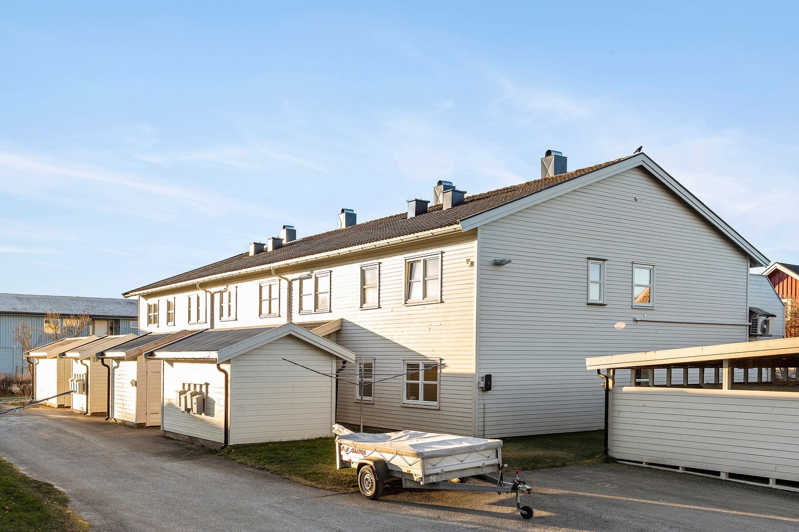Leiligheten ligger i et rolig boligområdet med kort vei til det meste av fasiliteter. Galleribilde