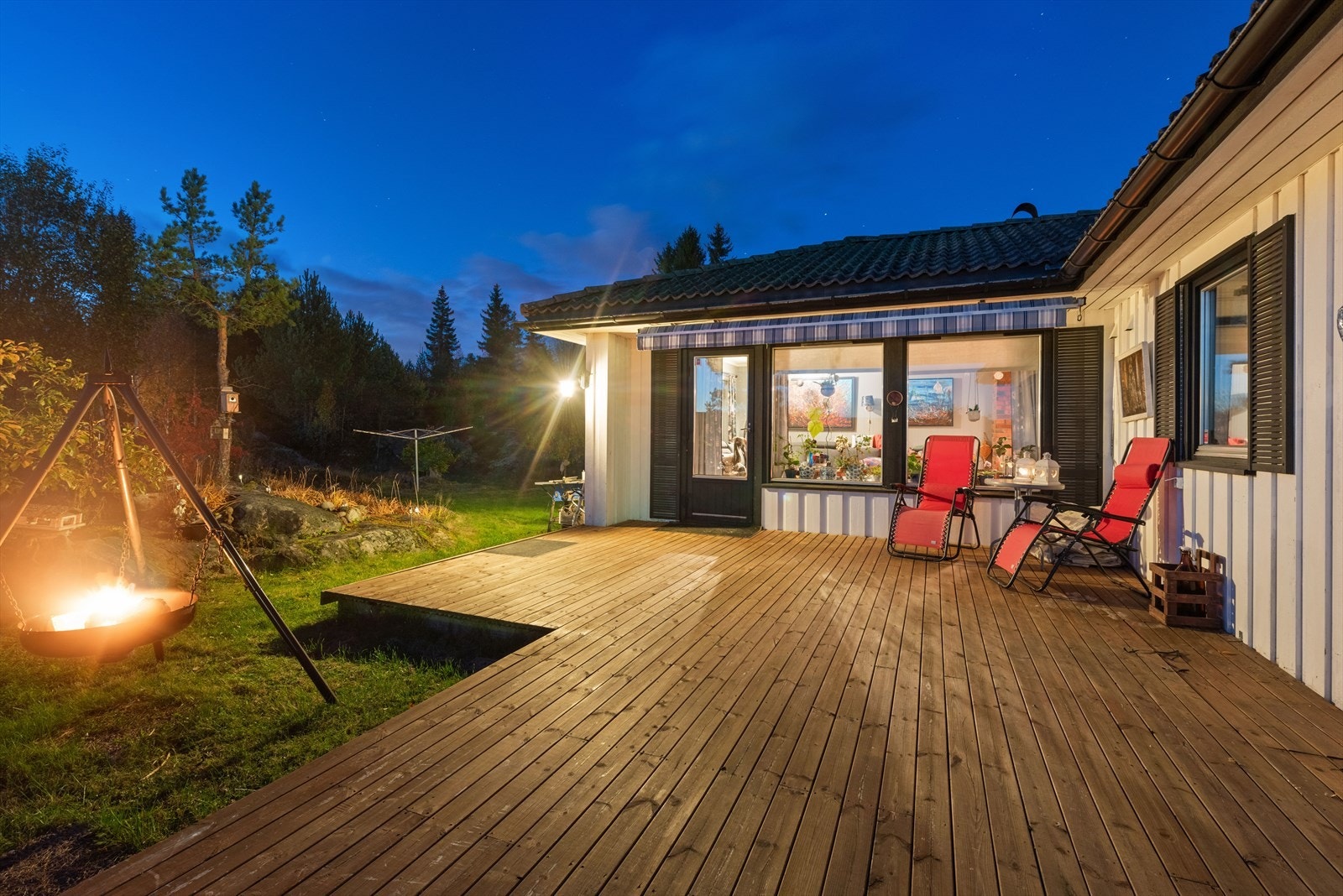 Kveldsstemning på terrassen. Galleribilde