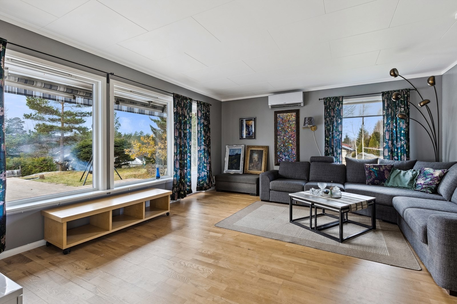 Romslig stue med store vindusflater. Galleribilde