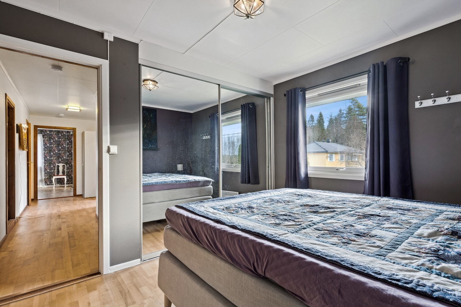 Hovedsoverom med skyvedørsgarderobe. Galleribilde