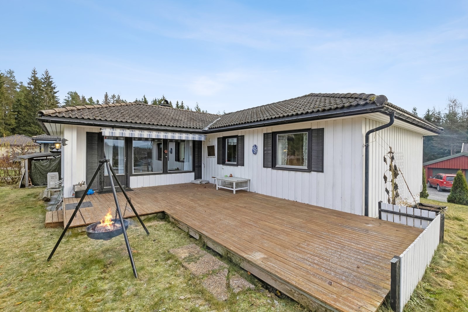 Utenfor stuen, en stor terrasse som ble bygget i 2016. Galleribilde