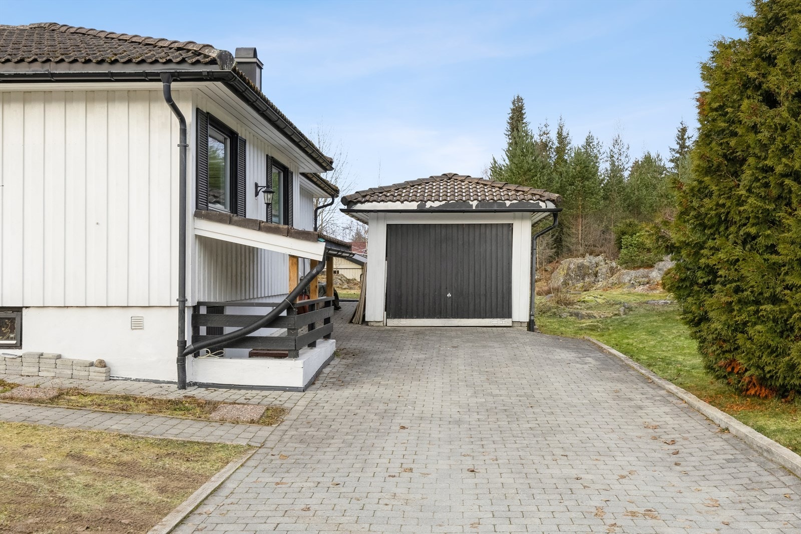 Det er råkjeller med egen kjellernedgang. Galleribilde