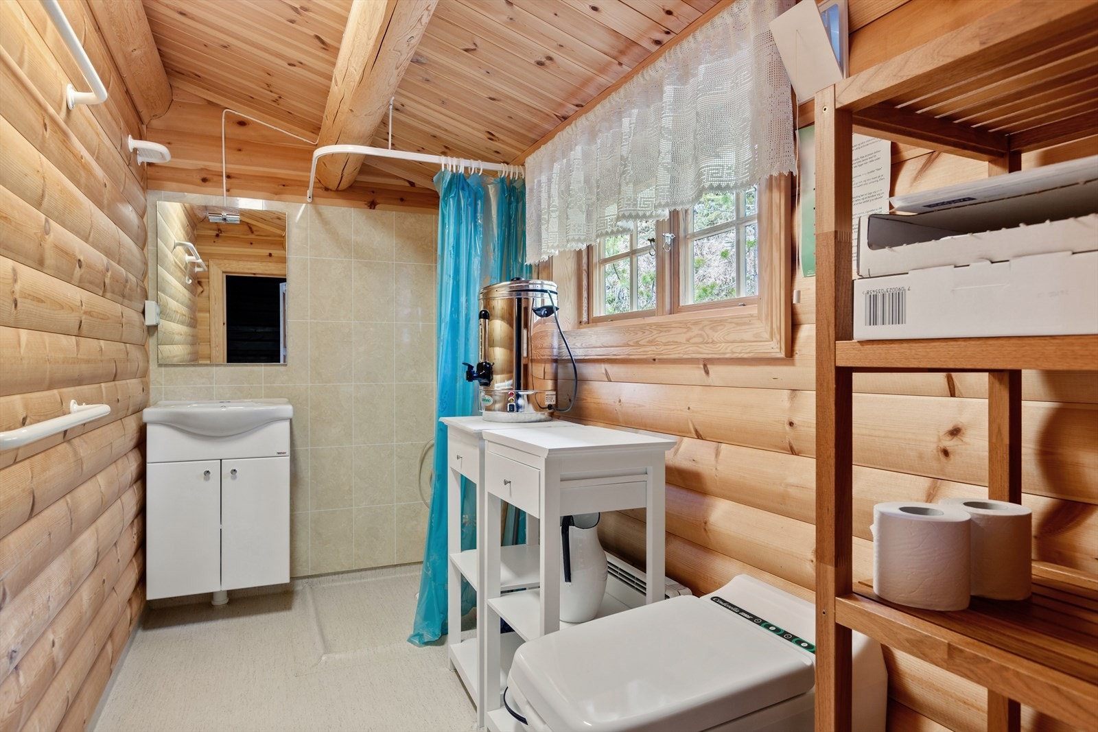 Baderom innredet med baderomsinnredning, dusj med elektrisk pumpe og Cindarella toalett. Hytta har også ett ekstra toalett rom. Galleribilde