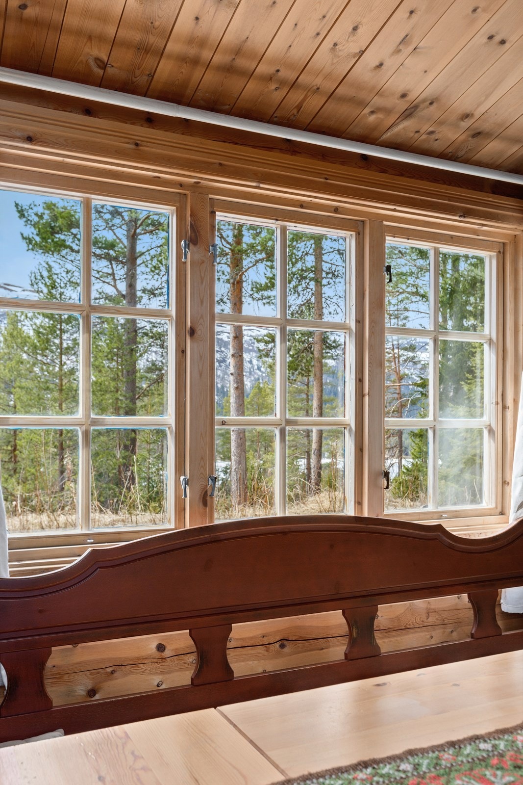 Det er gode vindusflater i stuen som sender rikelig med dagslys inn og gir rommet en lys og luftig følelse Galleribilde