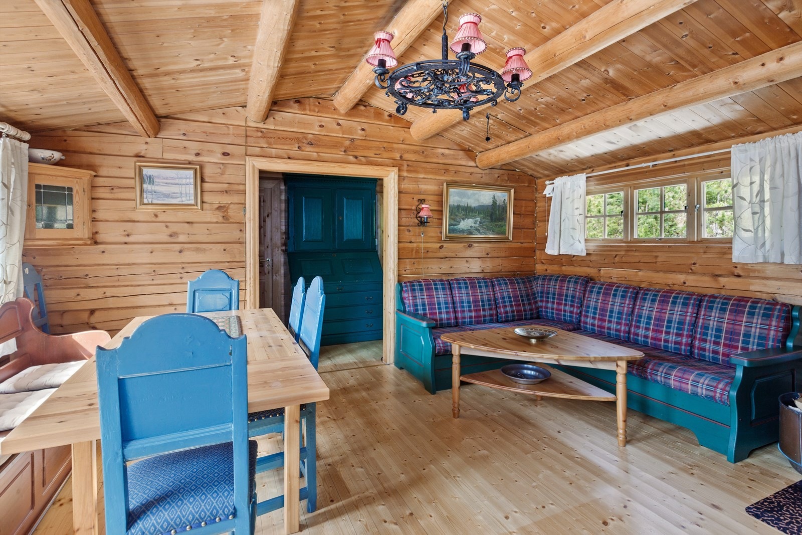 Her er det god plass til både sofagruppe og spisegruppe Galleribilde