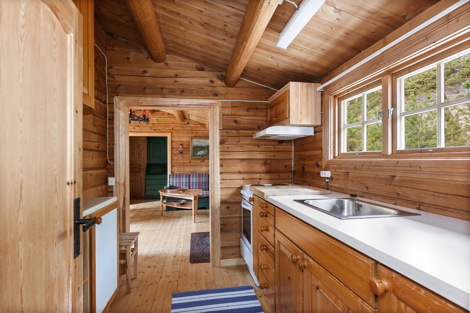 Praktisk kjøkkeninnredning med profilerte heltre fronter og godt med arbeidsplass på benkeplaten. Galleribilde