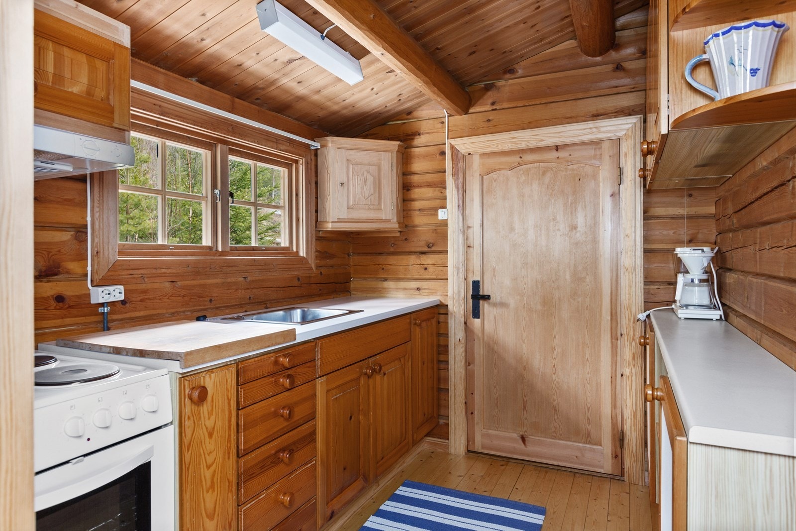 Det er gode oppbevaringsmuligheter i skuffer og skap. Galleribilde