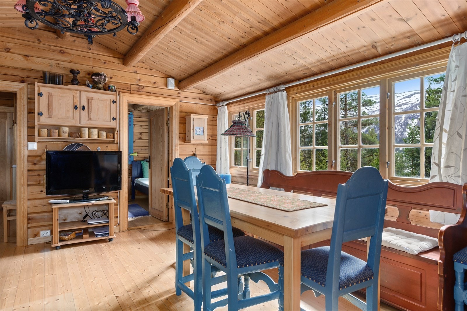 Hytta har en koselig stue med flere møbleringsmuligheter Galleribilde