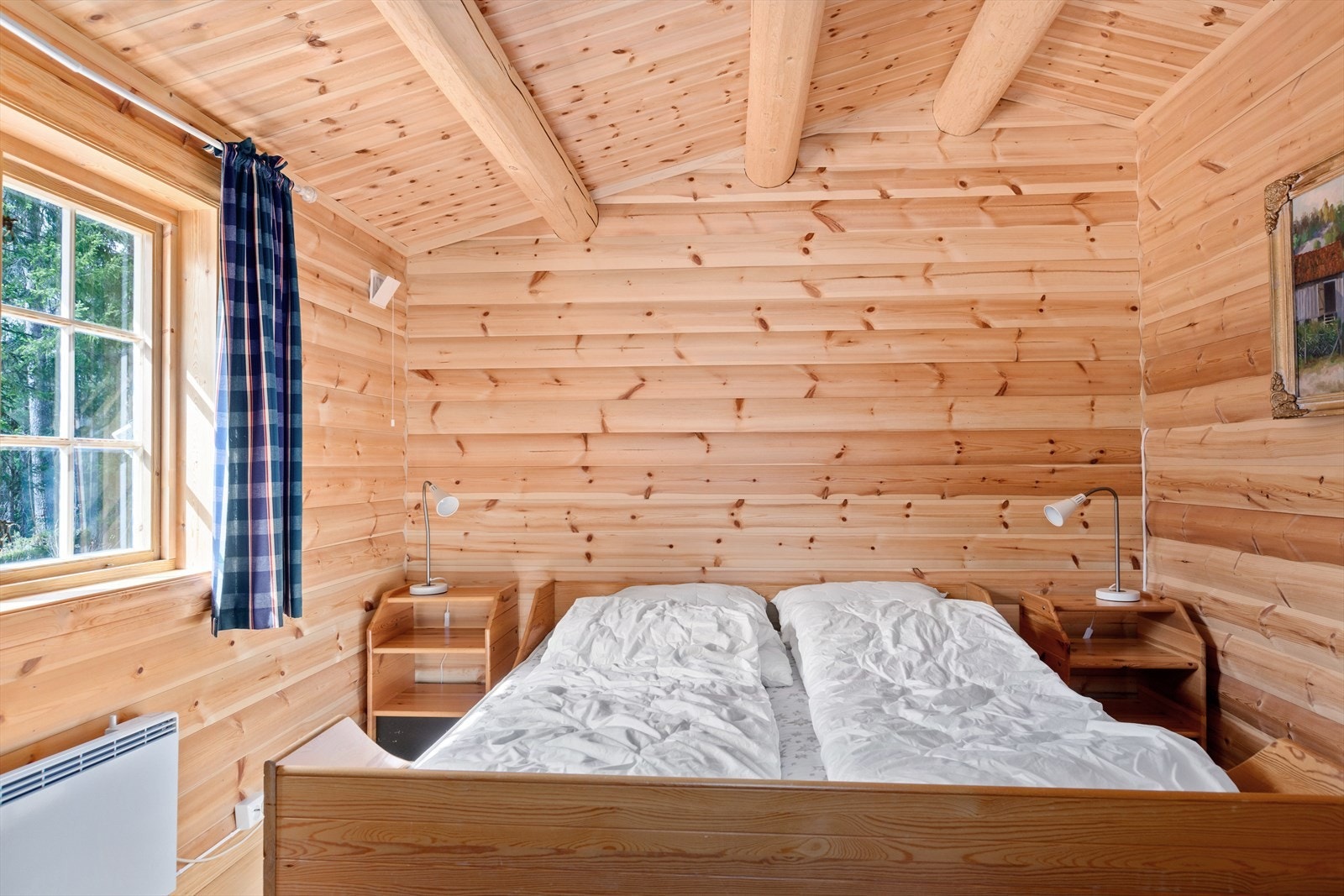 Hovedsoverom. Hytta har tilsammen tre fine soverom - to innredet med dobbeltseng. Galleribilde