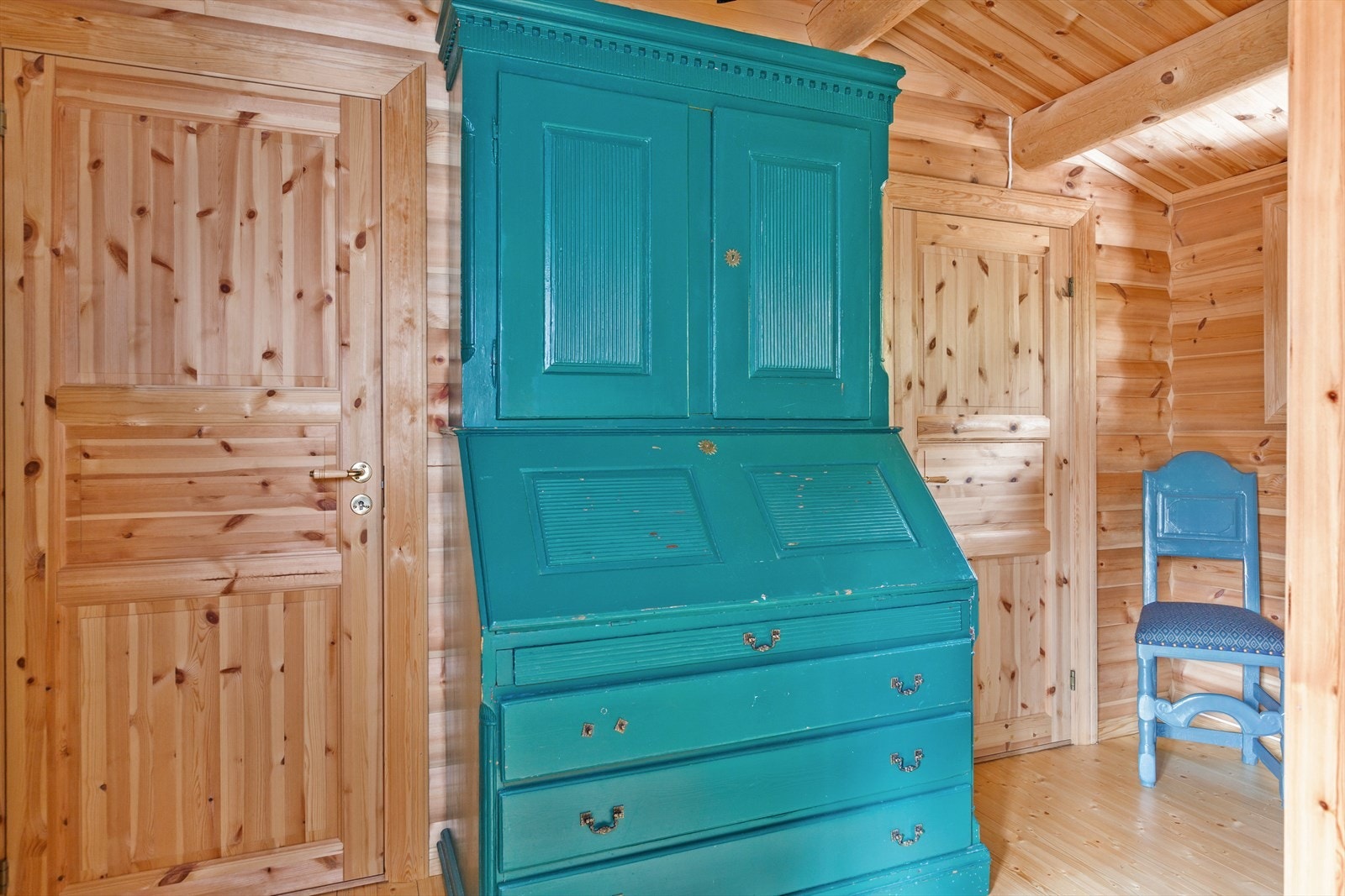 Fra stuen kommer man til en mellomgang som fører videre inn til to av tre soverom i hytta. Galleribilde