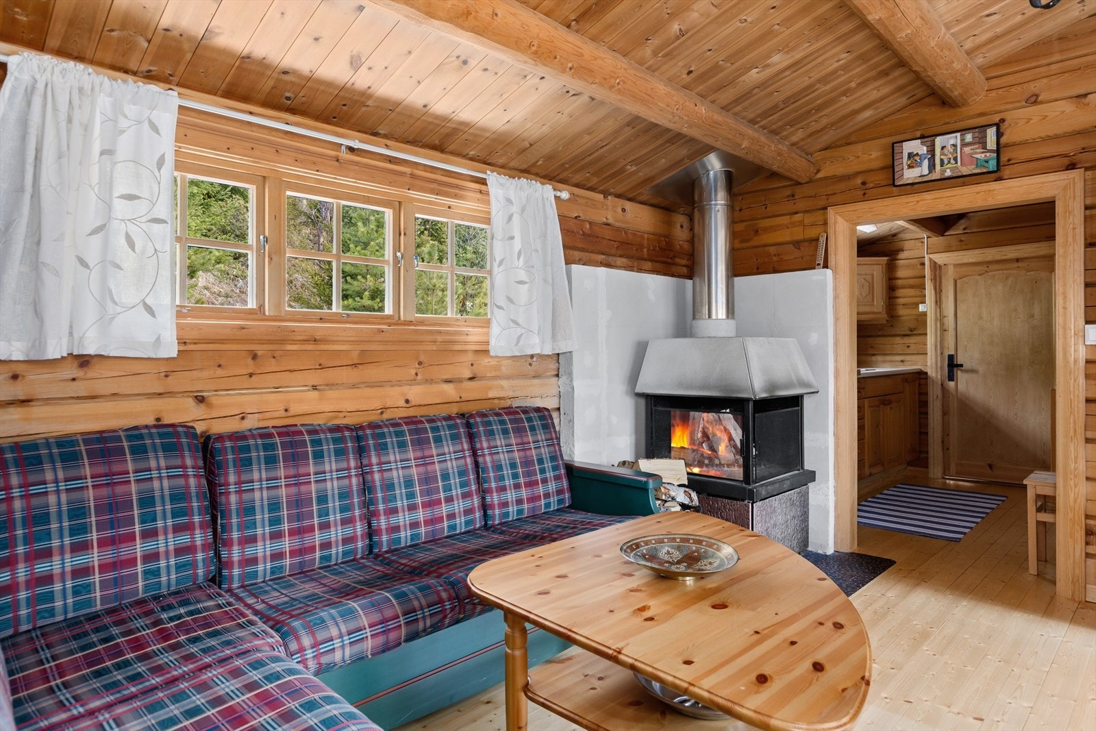 I stuen finner man også en stor og praktisk peisovn for de kalde dagene i fjellet Galleribilde