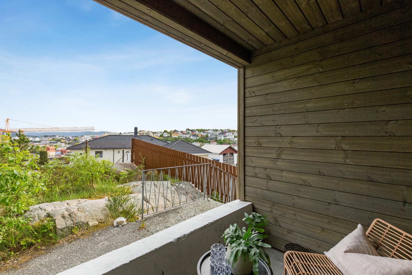 Leiligheten har en svært attraktiv beliggenhet i Eventyrveien med kort avstand til alt Kristiansund har å by på og ikke minst nydelig utsikt over Vågen og havnebasenget. Galleribilde