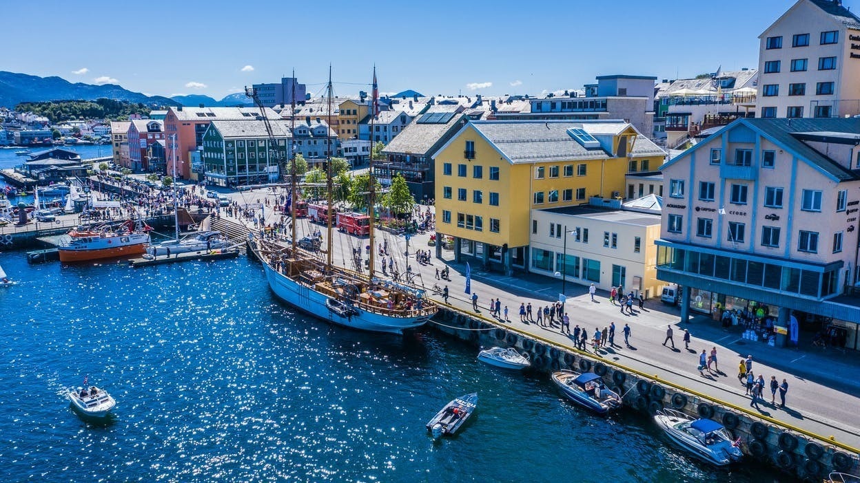 Fra leiligheten har man utsikt over Kristiansund sentrum som også er en kort spasertur unna. Leilighetens beliggenhet gir nærhet til alt. Galleribilde