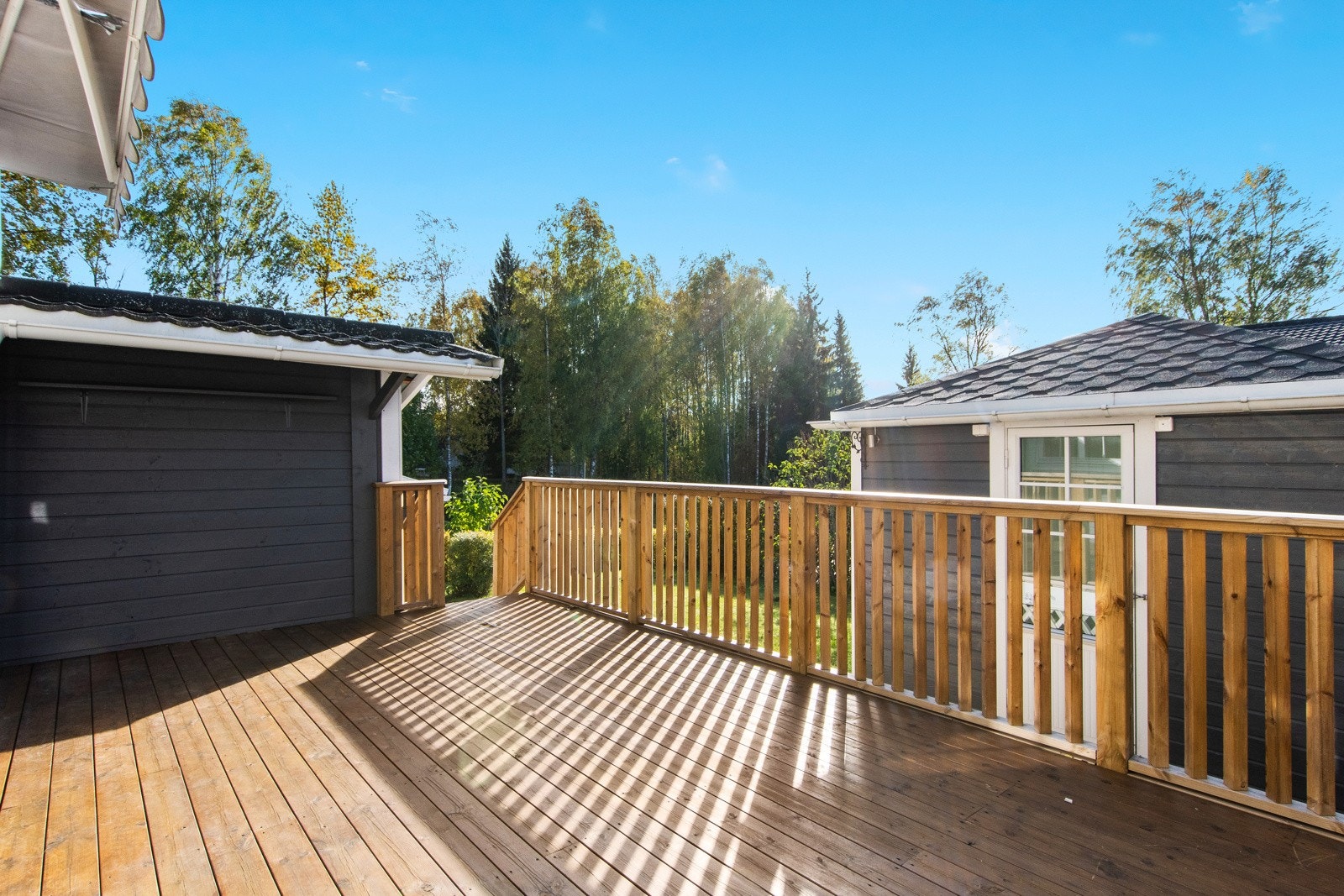 Lekker terrasse med god plass til sittegruppe, beplantning, etc Galleribilde