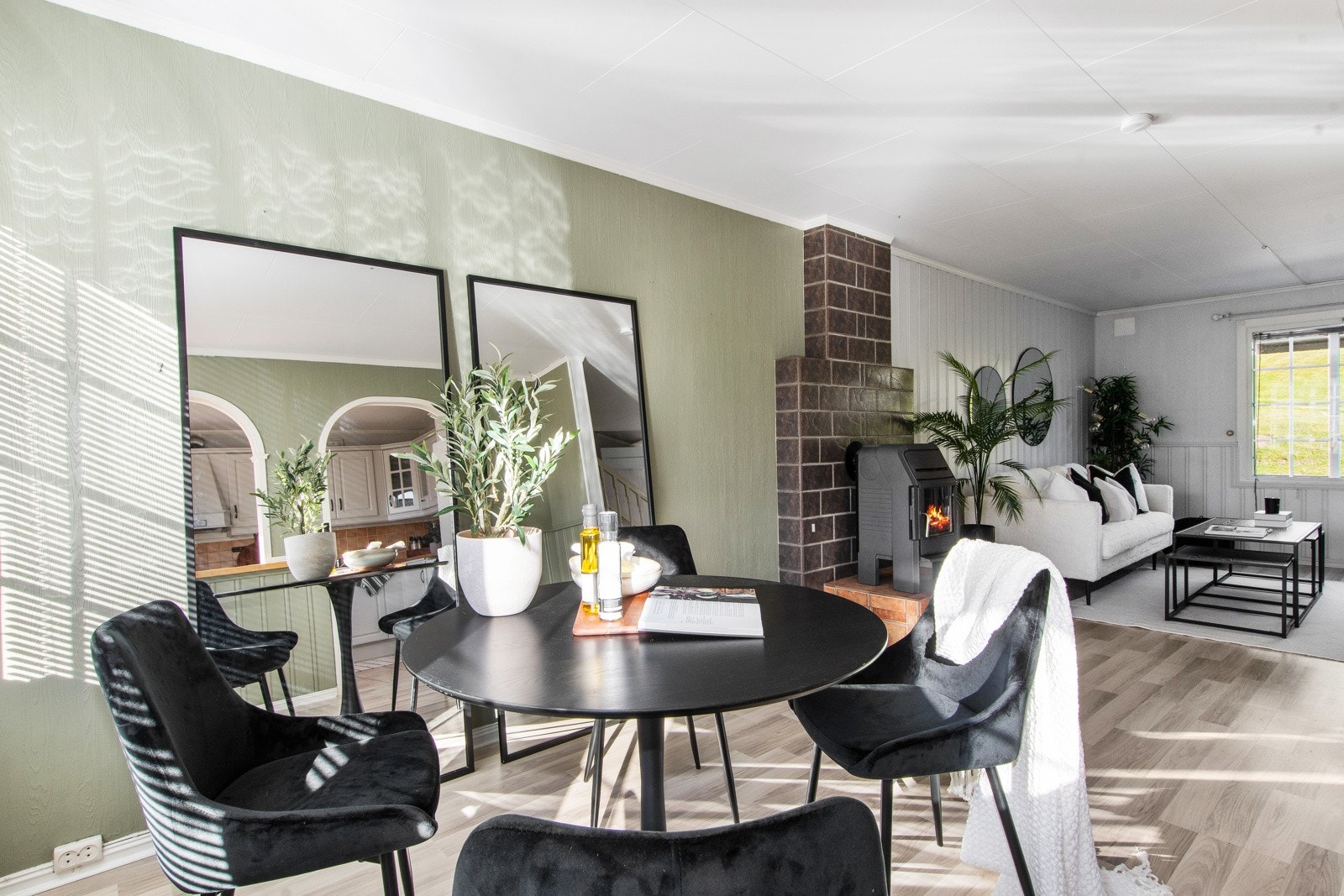 Naturlig plass for en spisegruppe Galleribilde