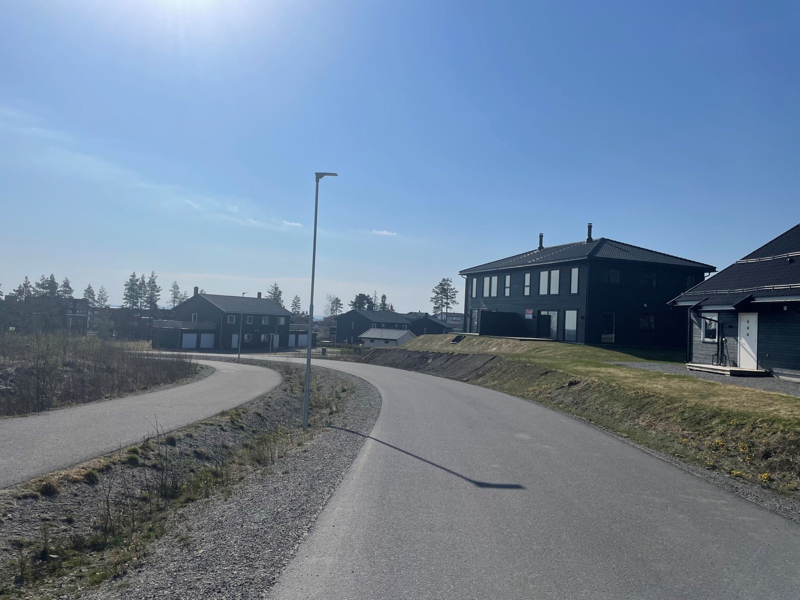Ramstadåsen består av mange nybygg og har blitt riktig så fint. Vel-etablert boligområde. Galleribilde