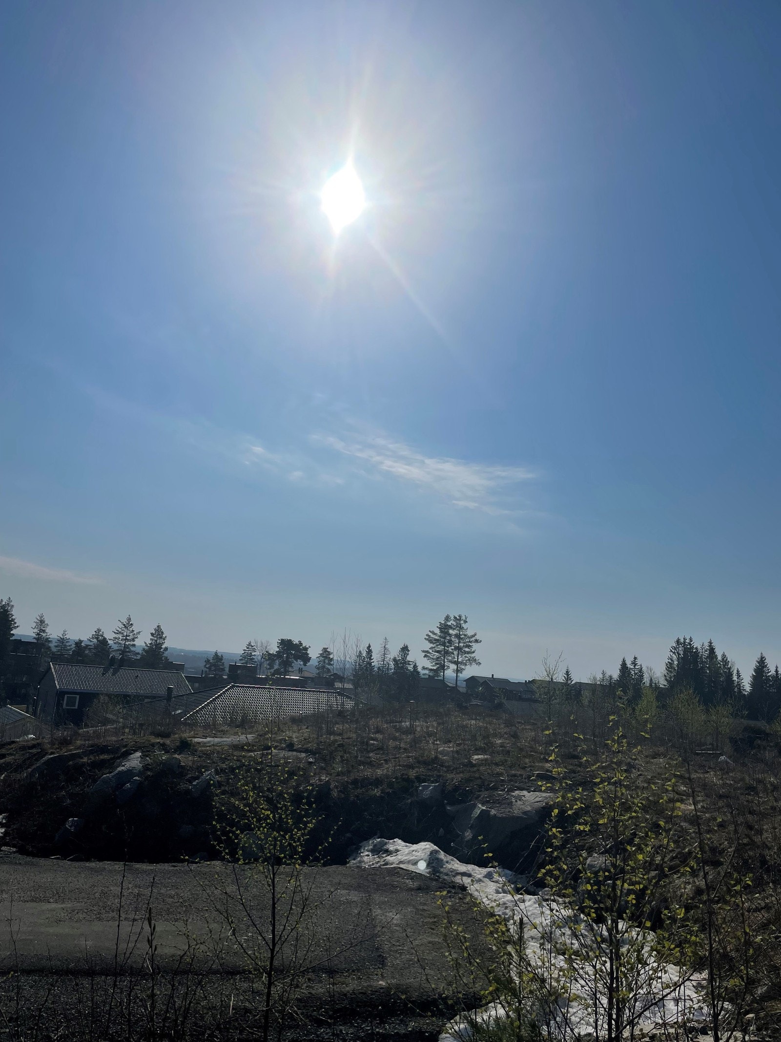 Det er gode sol-og utsiktsforhold på tomten. Galleribilde