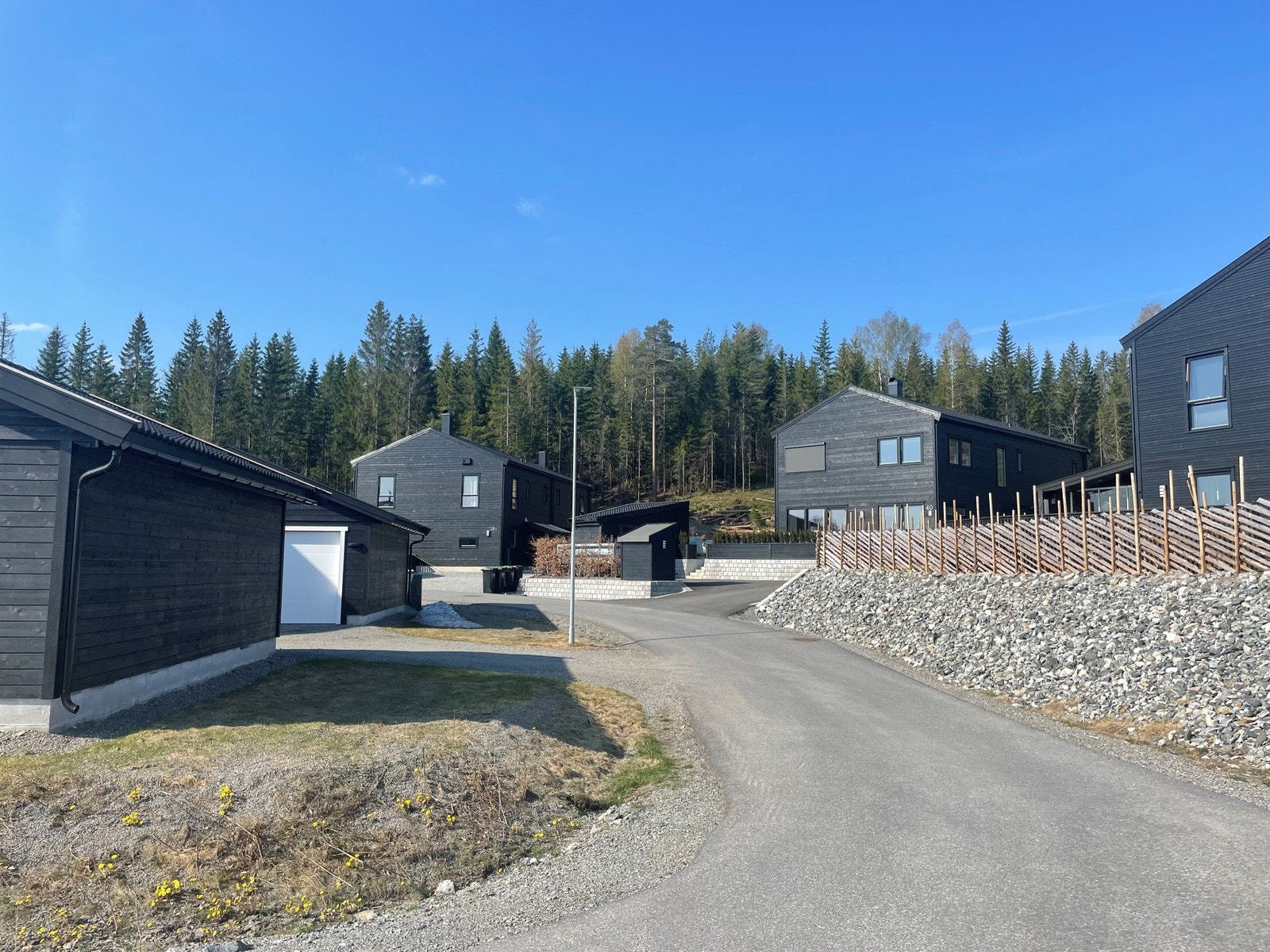 Inn gaten Ramstaddammen er det kun flotte nybygg i moderne stil. Koselig nabolag. Galleribilde