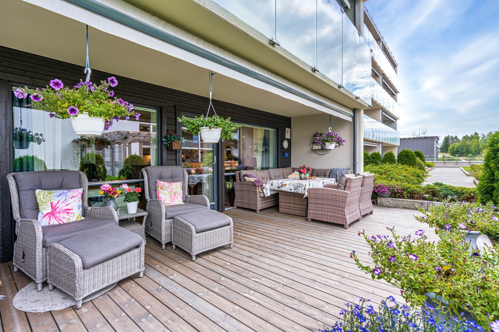Utstyrt med utelys, stikkontakter og terrassemarkise med fjernbetjening. Galleribilde