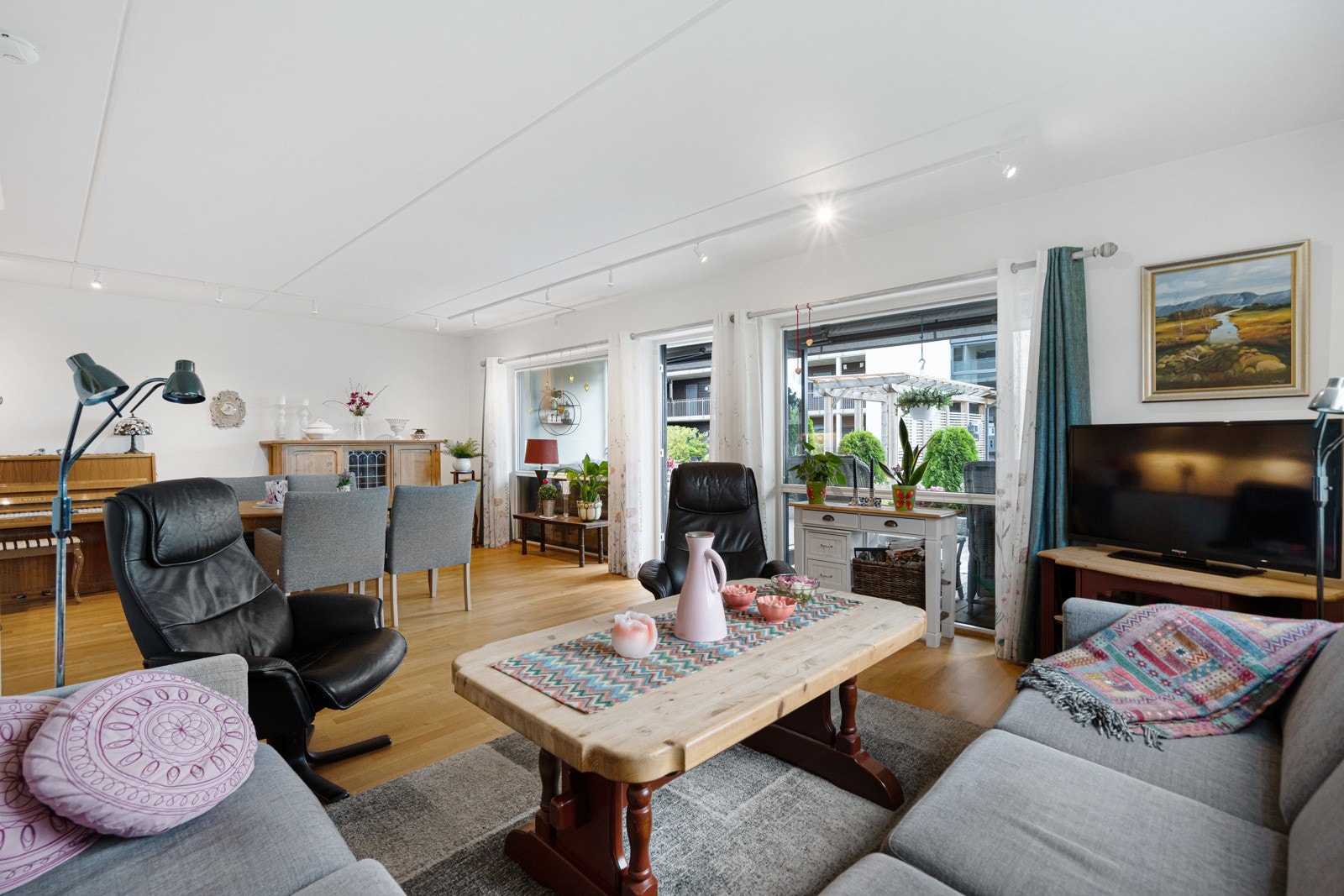 Her finner du alle fasiliteter du kan forvente: behagelig vannbåren gulvvarme, balansert ventilasjon, garasjeplass med el-lader, heis mellom etasjene og flotte fellesområder. Galleribilde