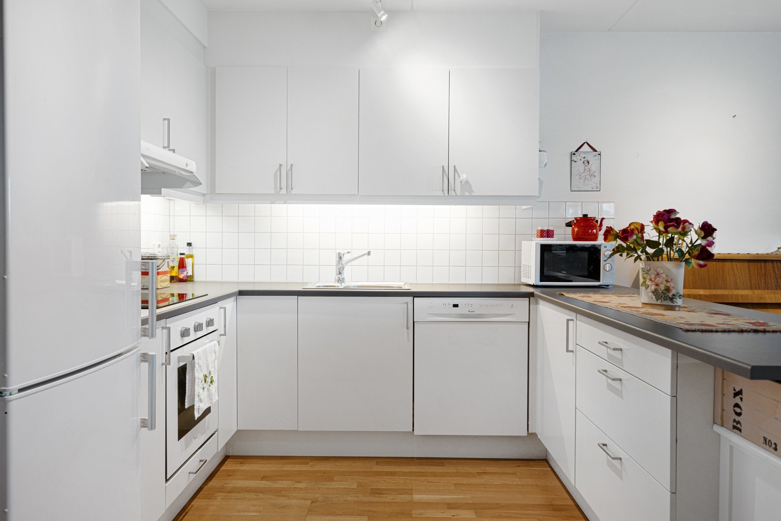 Integrert stekeovn, nedfelt induksjonstopp, oppvaskmaskin og nisje for frittstående kjøl/frys. Galleribilde