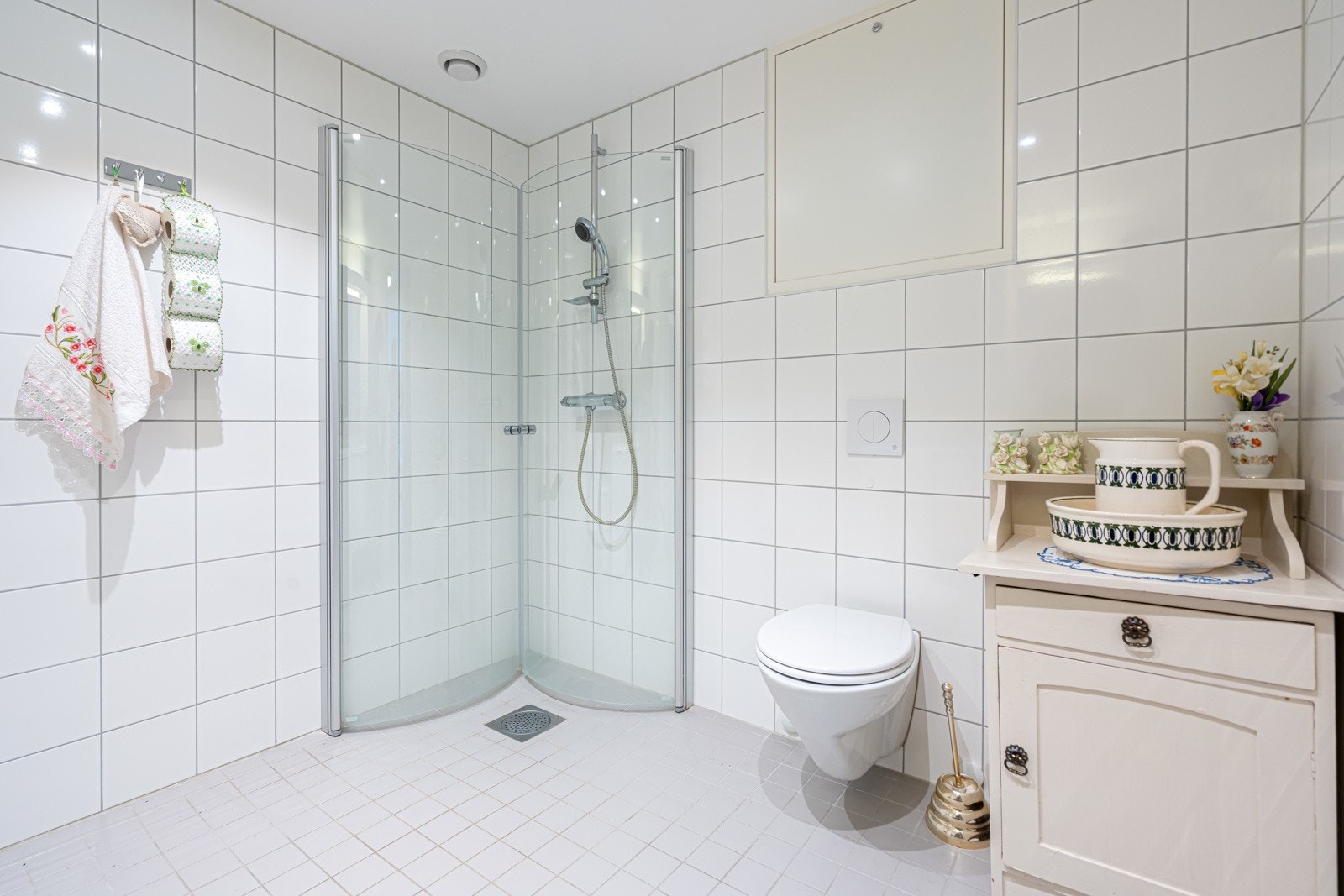 Badet er en prefabrikkert baderomskabin fra byggeåret. Helfliset med varmekabler i gulv. Galleribilde