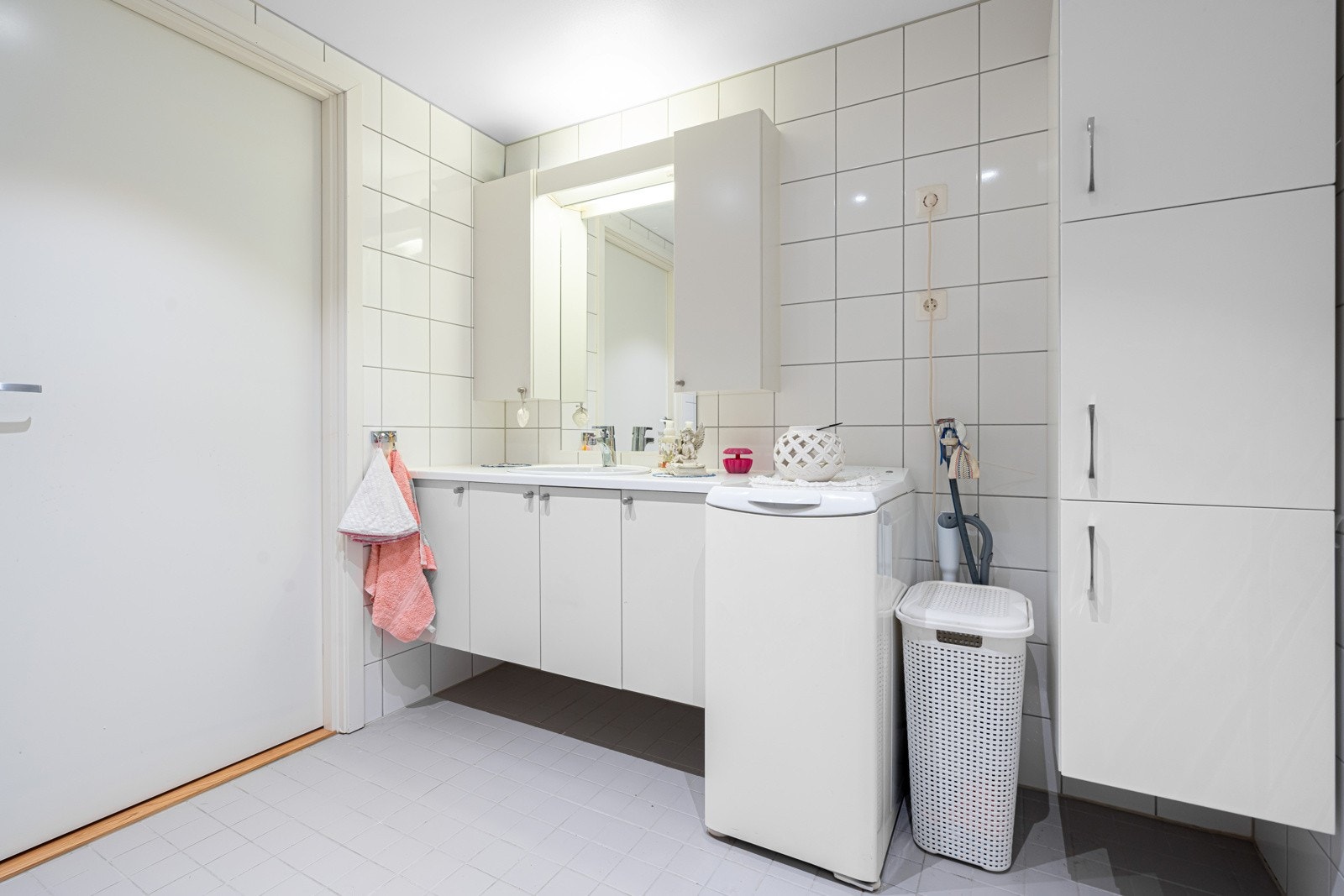 Nedforet malt himling med innfelte LED-downlights. Galleribilde
