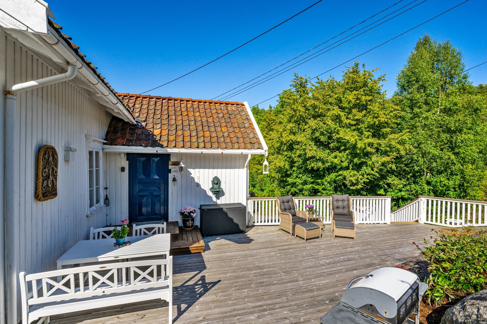 Romslig terrasse ved innganspartiet, her er det plass til selskap i hyggelig lag. Galleribilde