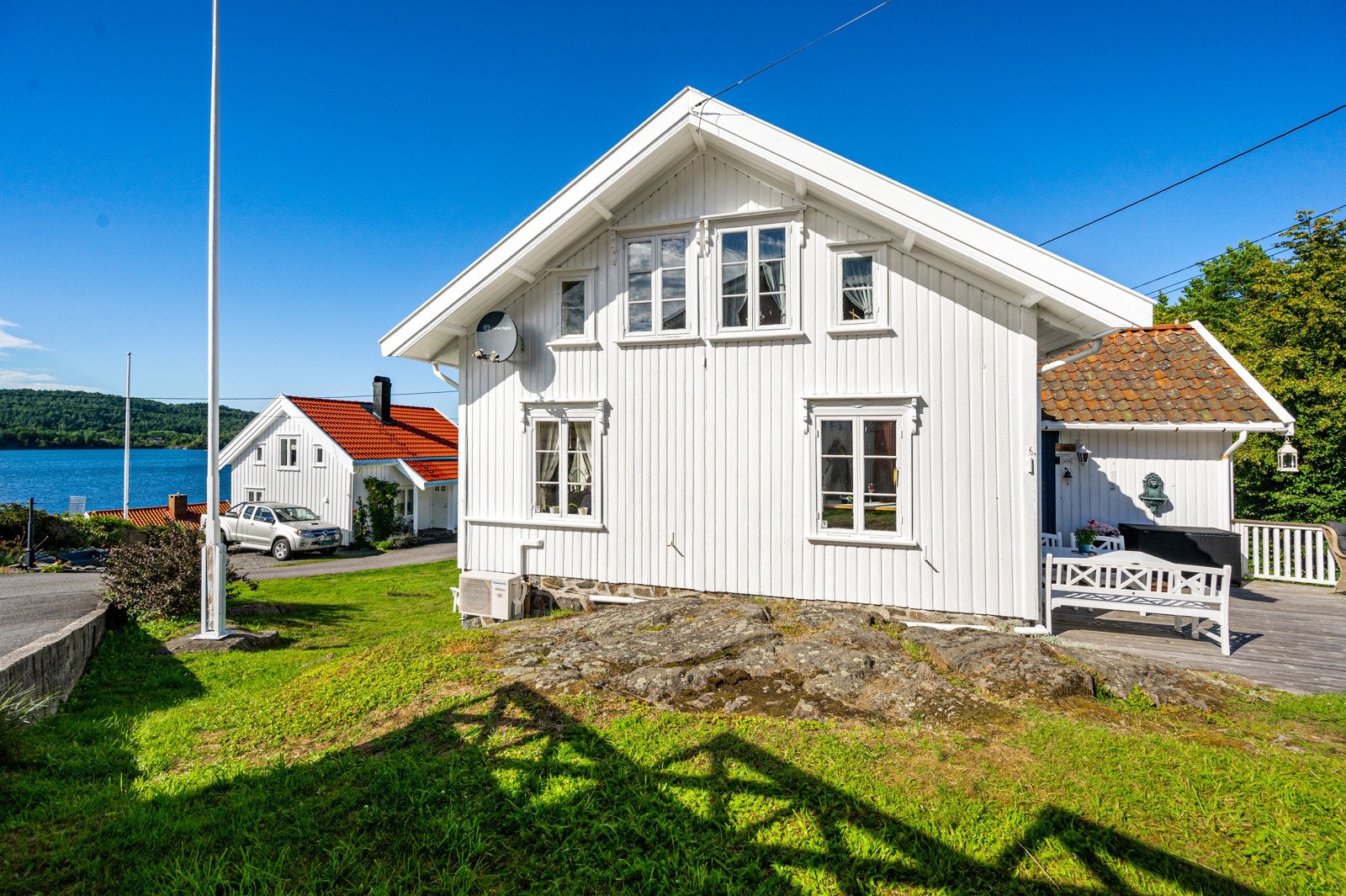 Det er plen rundt huset så her er det bare å flytte seg rundt i takt med sola. Galleribilde