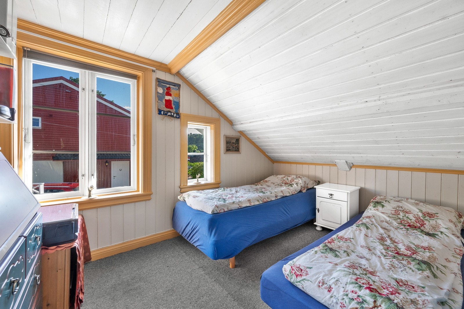 Soverom i 2 etasje med plass til dobbeltseng, eller flere enkle senger. Galleribilde