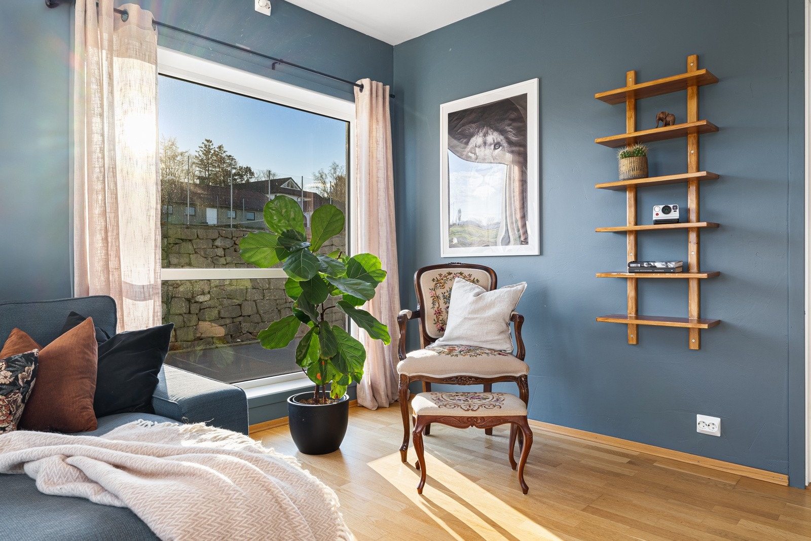 Stuen er naturlig inndelt i ulike brukssoner, og det passer fint å innrede med en hyggelig, liten spiseplass ved kjøkkeninnredningen. Galleribilde