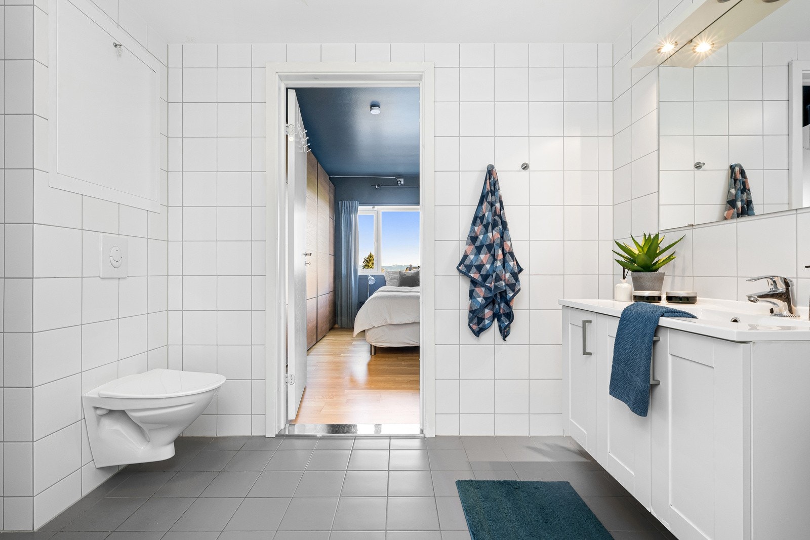 Badet ligger i tilknytning til hovedsoverommet, men har også adkomst fra entreen. Galleribilde