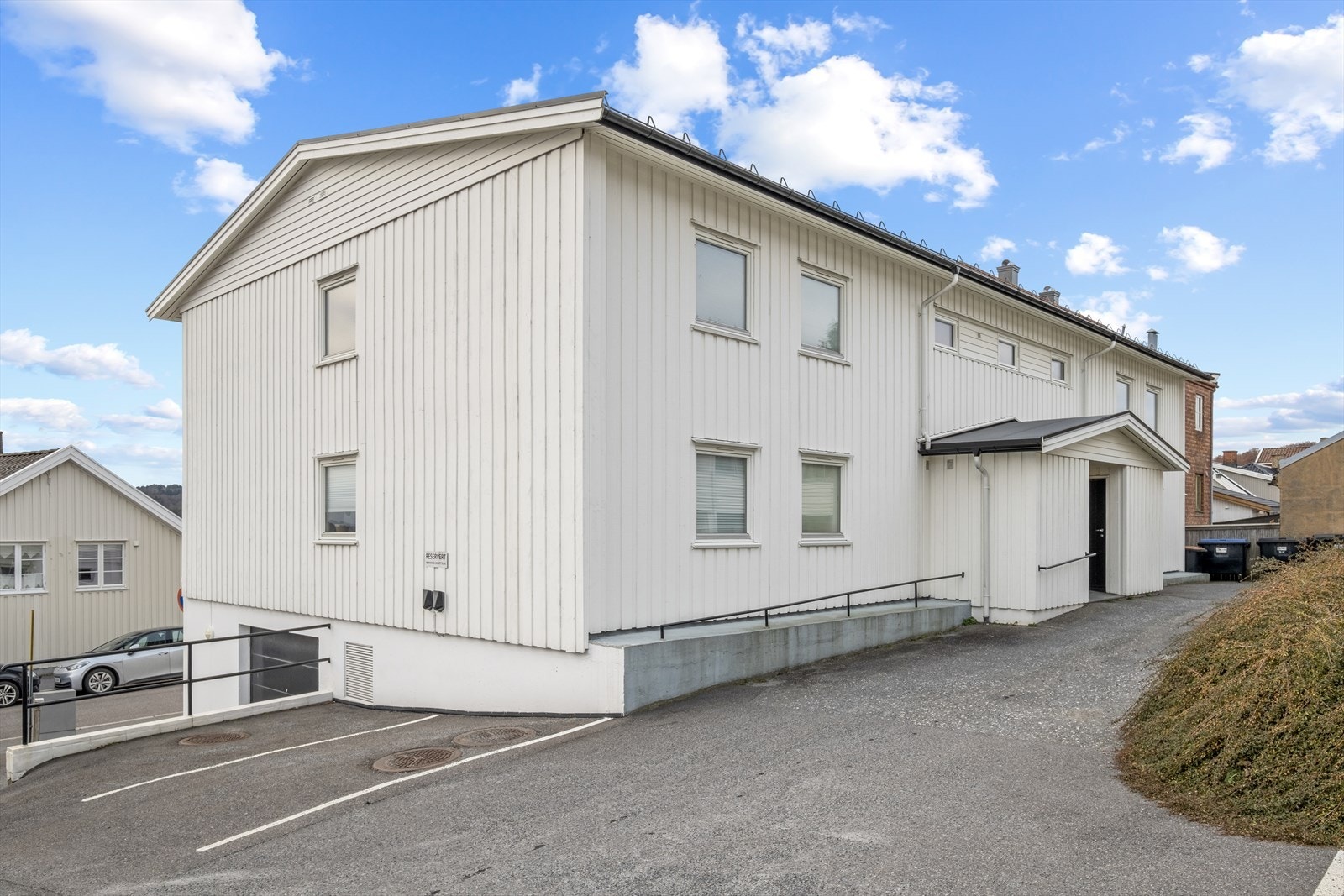 Inngangspartiet og fasaden Galleribilde