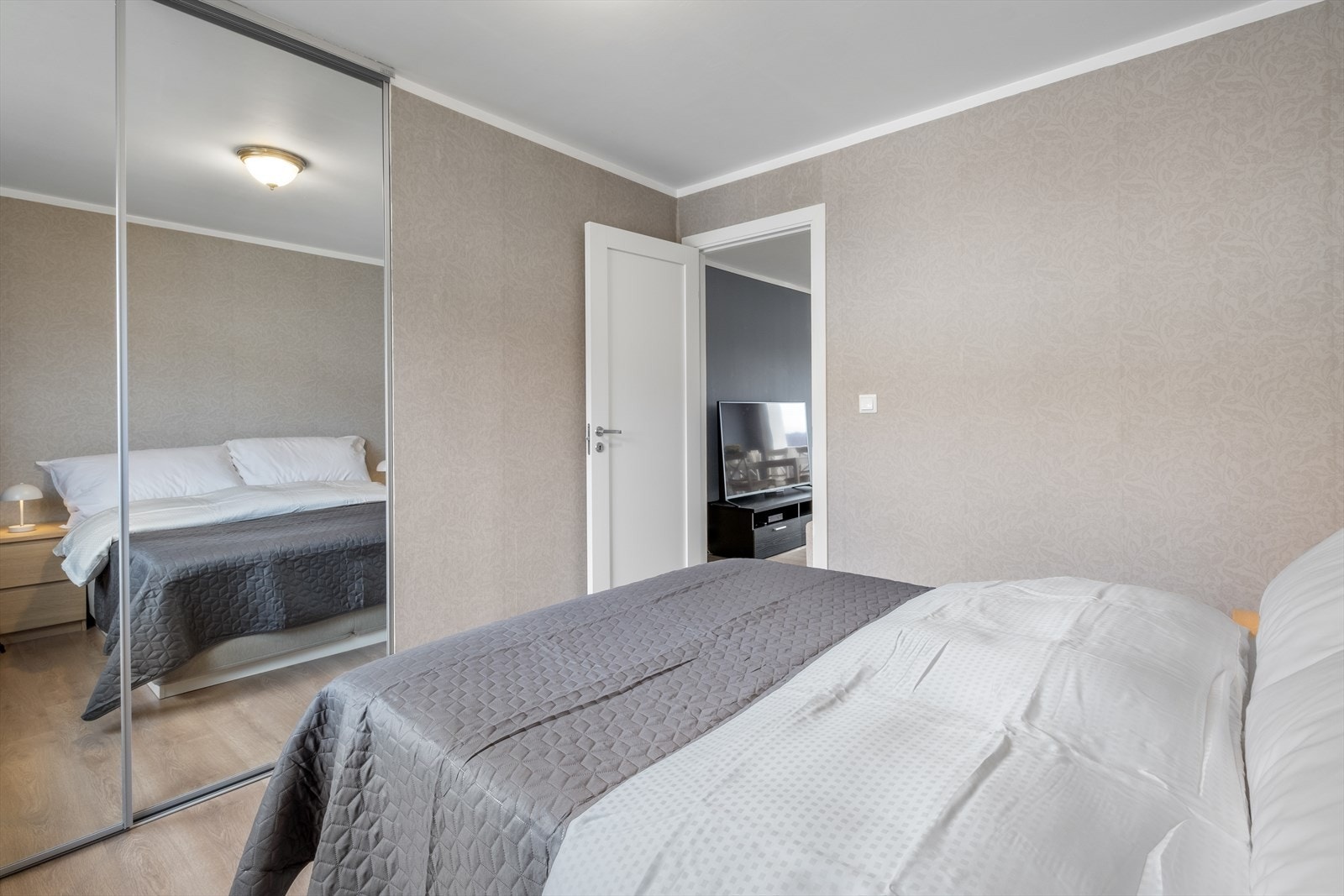 Skyvedørsgarderobe i hovedsoverommet Galleribilde
