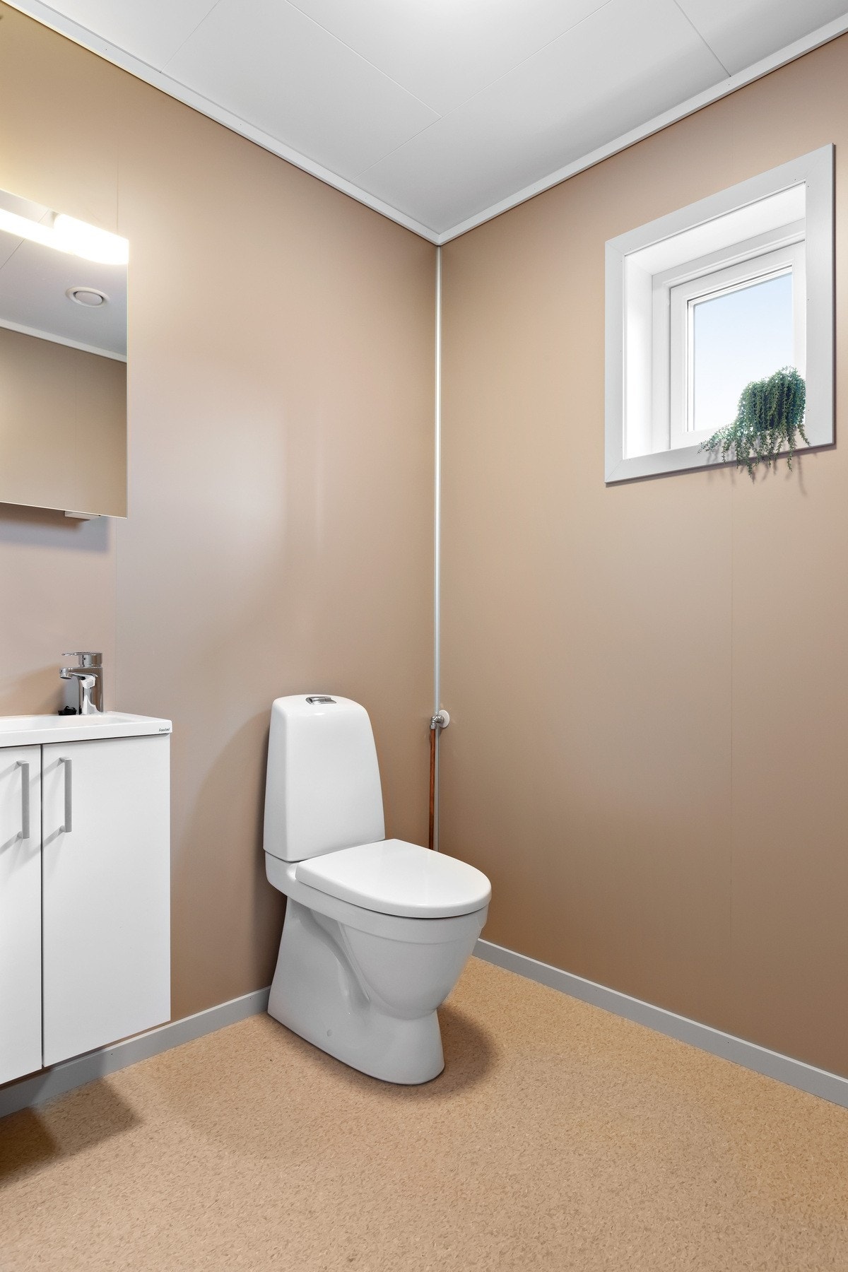 Boligen har både vaskerom og toalettrom i sokkeletasje. Galleribilde