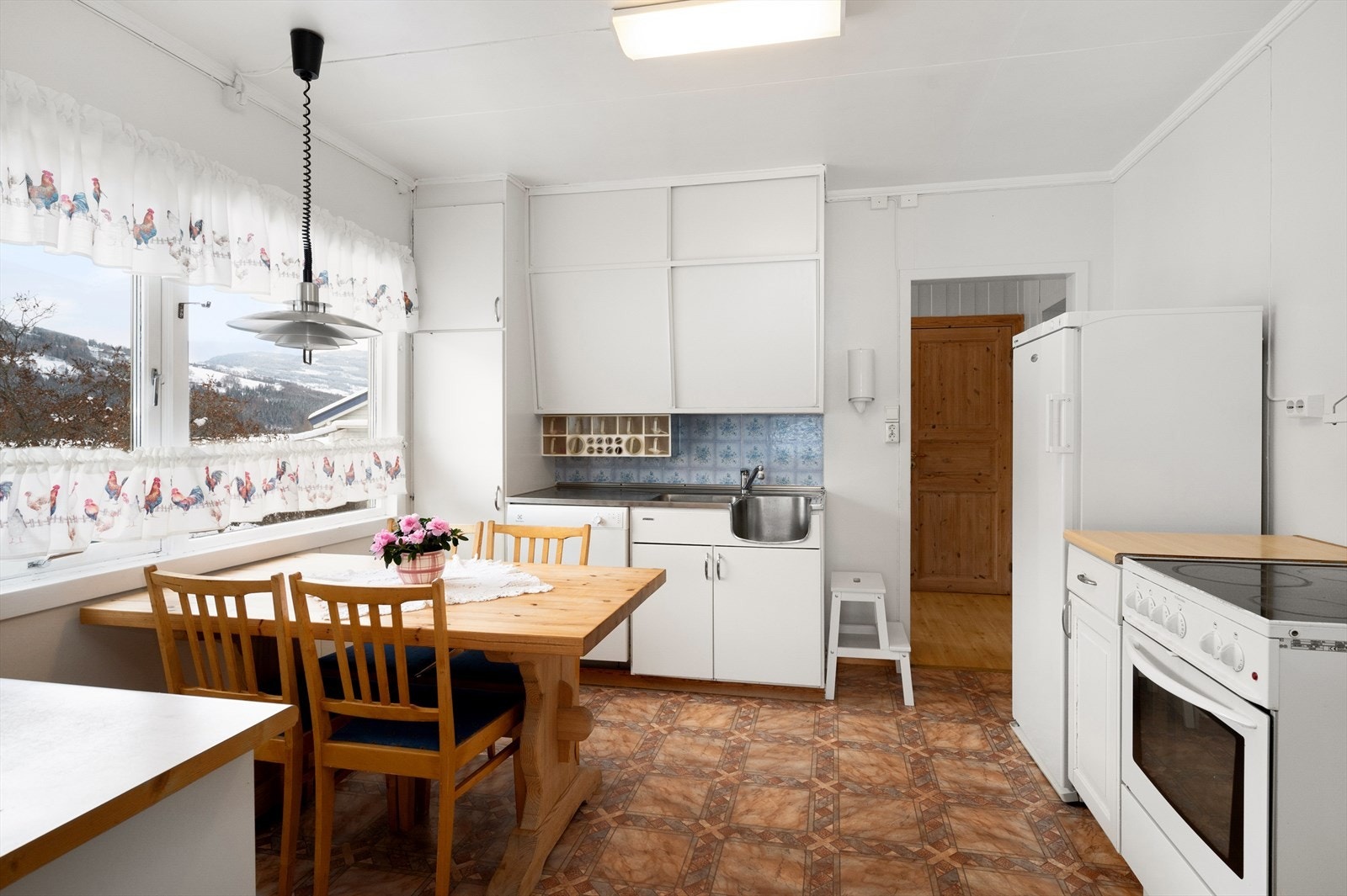 Kjøkkenet har rom for spisegruppe om ønskelig Galleribilde