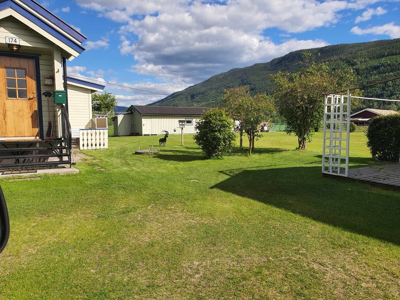 Du kan nyte en kaffekopp i det fri på platting ved kjøkken, eller platting ute i hagen Galleribilde